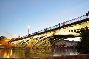 El restaurante María Trifulca se encuentra en el Puente de Triana