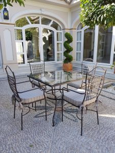 sillas y mesa de