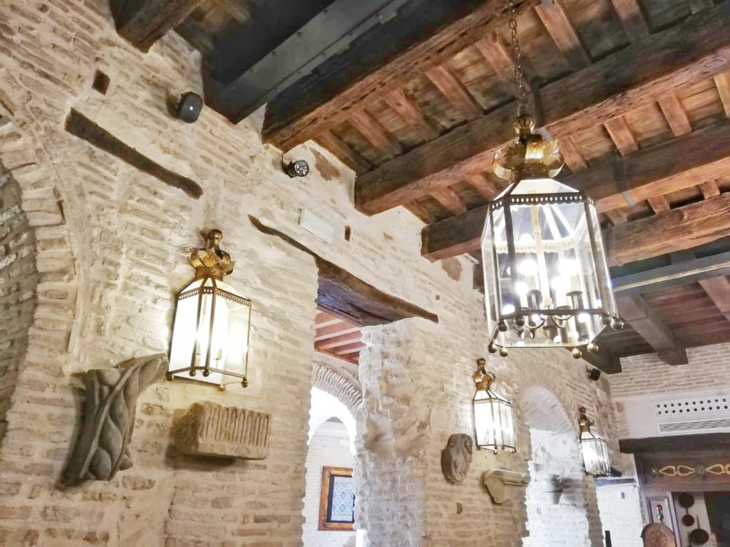 Faroles en la Casa del Tesorero, en Sevilla, considerada la tercera mejor ciudad del mundo